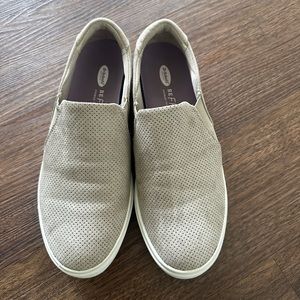 Women’s size 9 Dr. Scholl’s tan slip on shoes